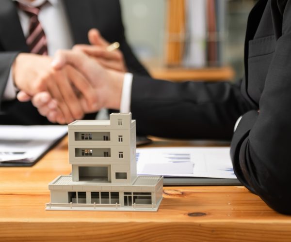 Salesman Hands On House Model , Small Toy House Small Mortgage Property insurance and concepts Salesman Hands On House Model , Small Toy House Small Mortgage Property insurance and concepts